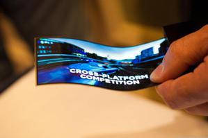 三星在今年CES中展示「YOUM」软性 OLED 智能手机样品(图片来源:新浪科技) BigPic:640x426