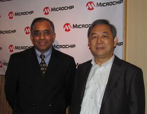 Microchip營運長Ganesh Moorthy(左),與大中國區業務總經理陳永豊 BigPic:350x271
