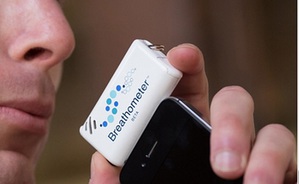 Breathometer可搭配智慧型手機使用,協助測量血液中的酒精濃度。(圖/itechpost.com)