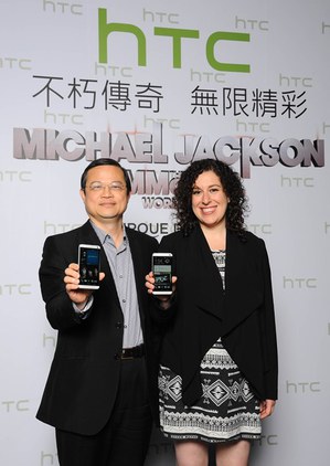 HTC北亚区总经理董俊良(左)与太阳剧团Cirque du Soleil全球公关Laura Silverman(右),一同为「太阳剧团麦可杰克森《不朽传奇》世界巡回」揭开序幕。 BigPic:496x