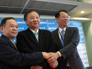 群創光電總經理王志超(圖右)表示,年底可能出現供貨不足的情況 BigPic:650x488