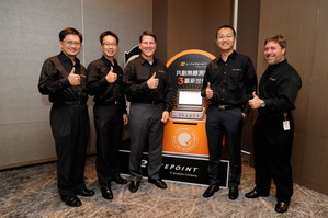 LitePoint營運長Brad Robbins(左三),與副總裁暨台灣區總經理謝順富(左二),共同發表該公司最新的多合一無線測試儀器。
