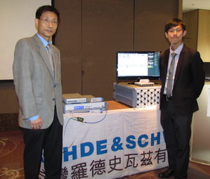 R&S應用支援工程部經理陳飛宇(左)指出,快速、精準、體積輕巧與靈活性是產線測試工具不可或缺的重要特性。