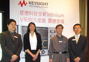 Vivian Patlin(左二)指出,Infiniium V系列問世後,工程師可快速準確地執行所有測試。