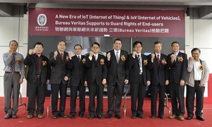 必維國際檢驗集團消費品服務事業群電子電機部亞洲區副總裁Mr. Tarik Mahammed(中)與產官學研各界代表共同見證立德新竹分公司開幕大典。