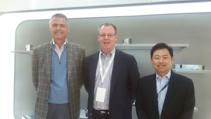 左起為雅特生科技總裁暨執行長Jay L. Geldmacher ;中為總裁杜史迪;右為亞太暨日本區銷售副總裁王士裕