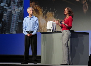 Stanford大學電機系教授Andrea Goldsmith(右)認為,5G網路除了速度,還必須具有穩定性、低耗電及可預測性三項特點。
