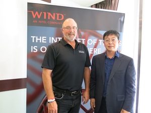 左為WindRiver網路解決方案副總裁暨總經理Paul Senyshyn;右為區域銷售副總裁韓青