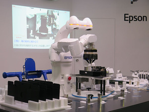 Epson的双臂机器人已经能够执行更复杂的工作,例如折纸盒