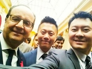 蓋亞汽車負責人韋逸斌與法國總統法蘭索瓦‧歐蘭德於典禮現場合影。