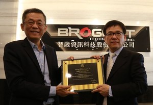智崴获得UL安全认证,图左为智崴总经理欧阳志宏,右为UL台湾总经理汤家德。