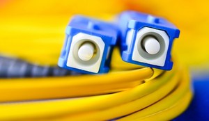 Maxim Integrated的光收發器晶片和TO-can封裝光模組使雷射器遠離發熱區域。Maxim SFP28光收發器IC已量產,可打造資料中心和無線接取所需的SFP28模組。