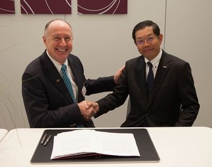 西门子公司数位工厂部执行长Anton S.Huber(左)和松下公司执行长Hiroyuki Aota(右)出席签约仪式(source:Business Wire)