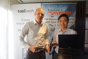 Tobii Tech業務副總裁Peter Tiberg(左)表示,VR裝置搭載眼動追蹤功能可降低功耗、減少使用者暈眩的情況;右為Tobii Tech平台整合經理陳皓中。