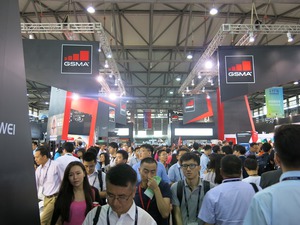 MWC Asia開幕第一天,便湧進大量的觀展人潮。(攝影:姚嘉洋)