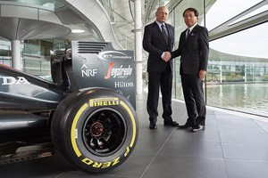 McLaren Technology Group總裁暨CEO Ron Dennis與NTT Communications總經理暨CEO Tetsuya Shoji 合影(Photo: Business Wire)