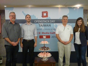 左起為OpenStack基金會營運長Mark Collier、執行長Jonathan Bryce、董事會主席Alan Clark,以及行銷暨社群服務副總裁Lauren Sell。