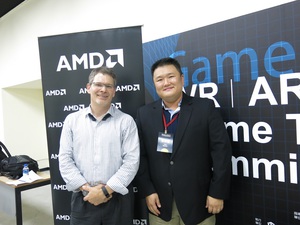 左为AMD Radeon绘图技术事业群虚拟实境及伙伴联盟部门总监Daryl Sartain,右为AMD台湾董事总经理王岚志