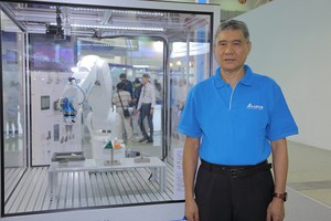 台達董事長海英俊於「2016台北國際自動化工業大展」台達展區介紹全新垂直多關節工業機器人。
