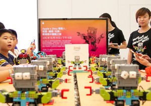 优必选科技于香港新城市广场Apple Store展示如何组装拼搭出独特的Jimu机器人。 (source: UBTECH ROBOTICS)