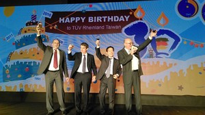 集团营运长Ralf Scheller (左二)带领高阶主管一起举杯庆祝台湾德国莱因30周年庆。