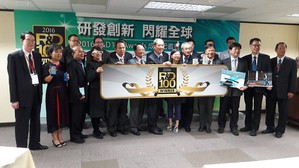 工研院院长刘仲明(右6)、经济部技术处处长傅伟祥(右7)、能源局副局长陈铃慧(右5)与百大科技研发奖获奖技术代表人合影。 (摄影:陈复霞)