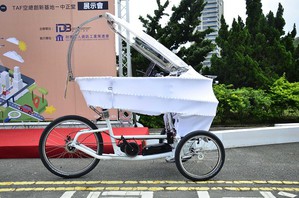 資策會與MIT麻省理工學院媒體實驗室攜手升級PEV無人智慧車,可提供精準送貨服務、環境安全偵測功能 。