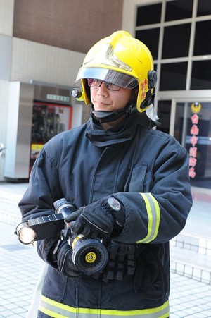 利用工研院「流體驅動緊急照明技術」所開發的消防瞄子燈,亮度可達25,000燭光以上,是一般消防頭燈的10倍,且重量僅有800公克。