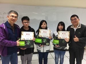左起首奖作品「水晶森菇」的指导老师孙弘和林嵩伟,林佳仪,李宜儒等多位同学,以及华夏科大数位媒体设计系主任邬文杰合影。