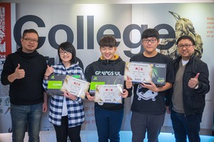 左起岭东科大数位媒体设计系吴崇荣主任与学生黄燕婷,陈力维,童浩毓,以及指导老师彭庆东。