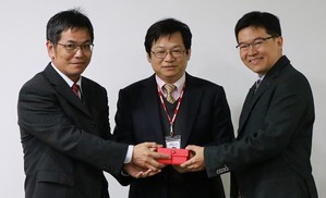 由國研院王永和院長(中)監交,儀科中心陳峰志代理主任(左)將印信交接給楊燿州主任(右)