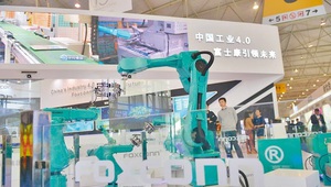 鴻海加速佈局機器人領域,目前已有六萬台用量,未來每年還要以兩成速度擴增,並有望將機器人從自用拓展至商用。