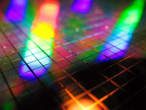 根据TrendForce研究显示,目标取代主流显示技术,Micro LED潜在市场规模约可达300~400亿美元...
