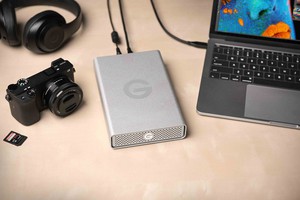 G-Technology G-DRIVE USB-C外接硬碟,除了可提供龐大的儲存容量,同時也可為相容的USB-C裝置充電。