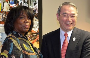 (左)聯合國WFP執行署長Ertharin Cousin與(右)NEC代表取締役會長遠藤信博合影