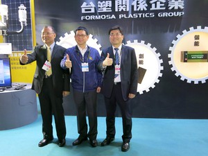 「南亚光电、台塑石油、台塑锂铁电池」技术系统化整合见成效,台亚石油副总陈和奇(左起)、台塑电池协理郑有志与南亚光电副总罗荣晃联合说明全新的产品及服务特色。 (摄影╱陈复霞)
