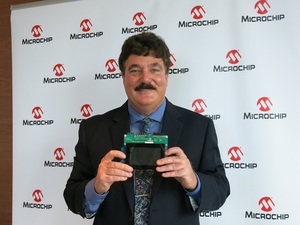 Microchip資深產品行銷經理Bill Hutchings表示,該公司所推出的PIC32MZ DA MCU系列,具備LCD驅動程式用以控制顯示器,且具備驅動24位元彩色SXGA的三層圖形控制器的驅動能力。