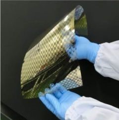 (4) 浸泡到无电解电镀液：通过将基板浸泡到希望形成的金属类无电解电镀液中，沿着固定在底漆表面的金纳米粒子，析出电镀液中所含的金属，出现金属图案。