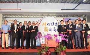 群聯電子近日啟用典禮現場冠蓋雲集,潘健成創辦人暨董事長(中右一)與現場貴賓合影。