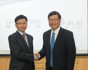 丽台科技与无敌科技签署合作备忘录,丽台科技事业处总经理周世伟(左)与无敌科技总经理杨人捷(右) 合影。