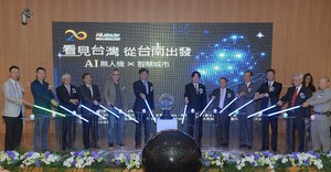 南科管理局與科技部、台灣人工智慧實驗室、經緯航太公司、國研院國家高速網路與計算中心等共同推動「無人機於台南智慧城市之AI應用」專案,圖為啟動儀式。
