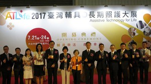 2017台灣輔具暨長期照護大展(2017ATLife)的4 大參展主題區為行動、居家、溝通及運動復健。圖為開幕典禮的貴賓專家合影。(攝影:陳復霞)