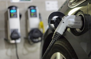 發展電動車雖恐造成用電量大增,但亦可將其發展完善的儲能措施,未來將可望紓解都市用電壓力。