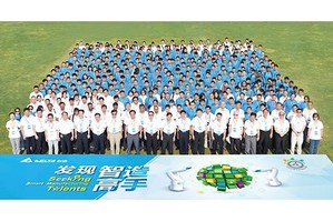 第四屆「台達盃」高校自動化設計大賽以「發現智造高手」為主題,決賽吳江,所有與會人員合影。(source:台達)