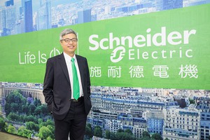工業用EcoStruxure打造智慧工廠力抗限電危機,智慧機械將本土OEM推向全球市場。圖為施耐德電機工業暨機械自動化事業部總經理李乾瑋與攤位合照。