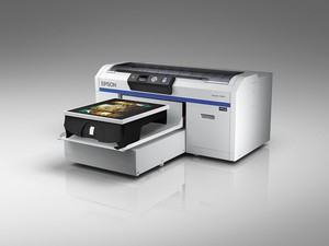 Epson首次與插畫家Duncan合作,透過Epson SureColor SC-F2000織品直噴印刷機,印製限量1000件的「當肯ID帆布包」。