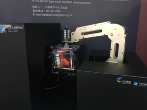 看好AMOLED將成未來智慧手機主流技術,工研院於「Touch Taiwan 2017」展示最新顯示及觸控科技。