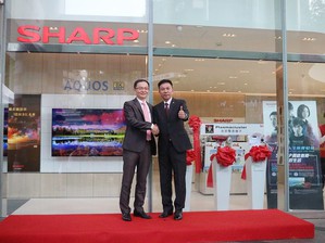 台灣夏普與震旦通訊二大品牌聯手打造「夏普震旦複合式通路一號店」今日揭幕,震旦通訊廖慶章總經理(右)與台灣夏普張凱傑總經理(左)合影。