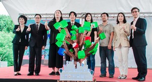 在經濟部中小企業處的支持下,資策會在舊空總舉辦「社會企業創新實驗中心」開幕典禮,圖為貴賓合影。