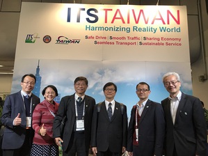 圖為貴賓合影,左起為:資策會系統所蒙主任以亨、馮所長明惠、何專家寶中與交通部祈常務次長文中、王參事兼主任穆衡及劉技正建邦。